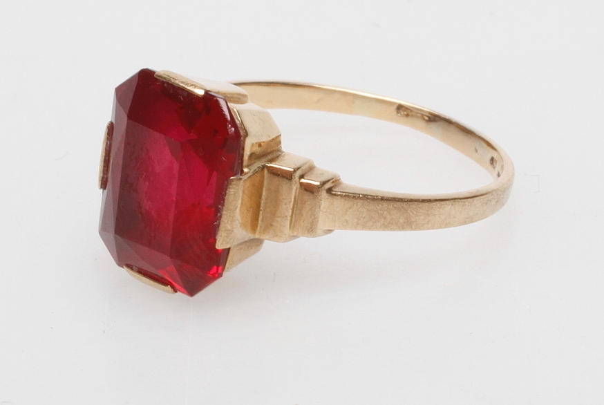 RING, 18k guld, med röd sten, total vikt ca 4,2 gr.