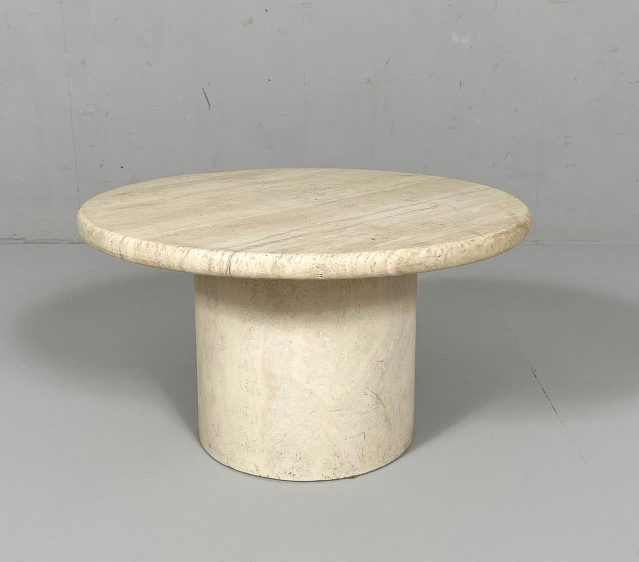 Round coffee table/coffee table, travertine, Italy, 1970s.