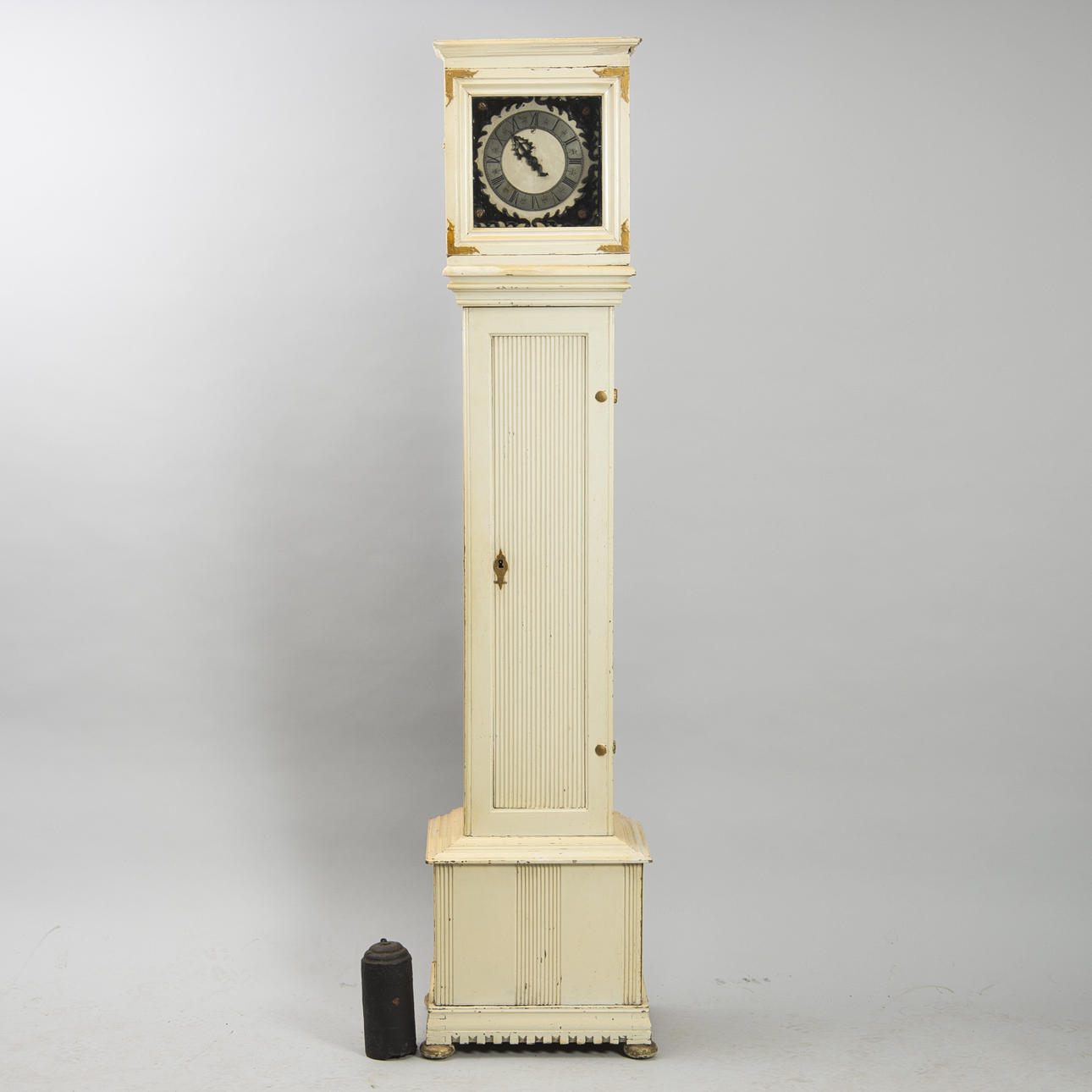 GOLVUR, vitmålat med bronseringar, 1800-tal.