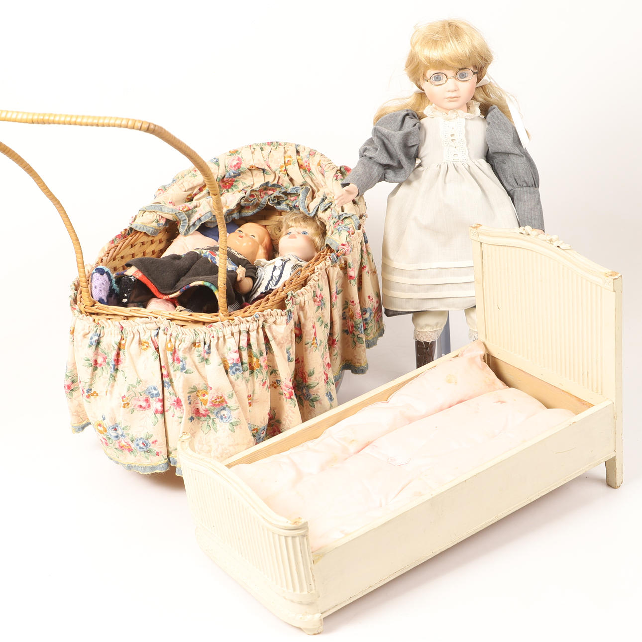 DOCKOR MED TILLBEHÖR, 5 delar, 1900-tal.