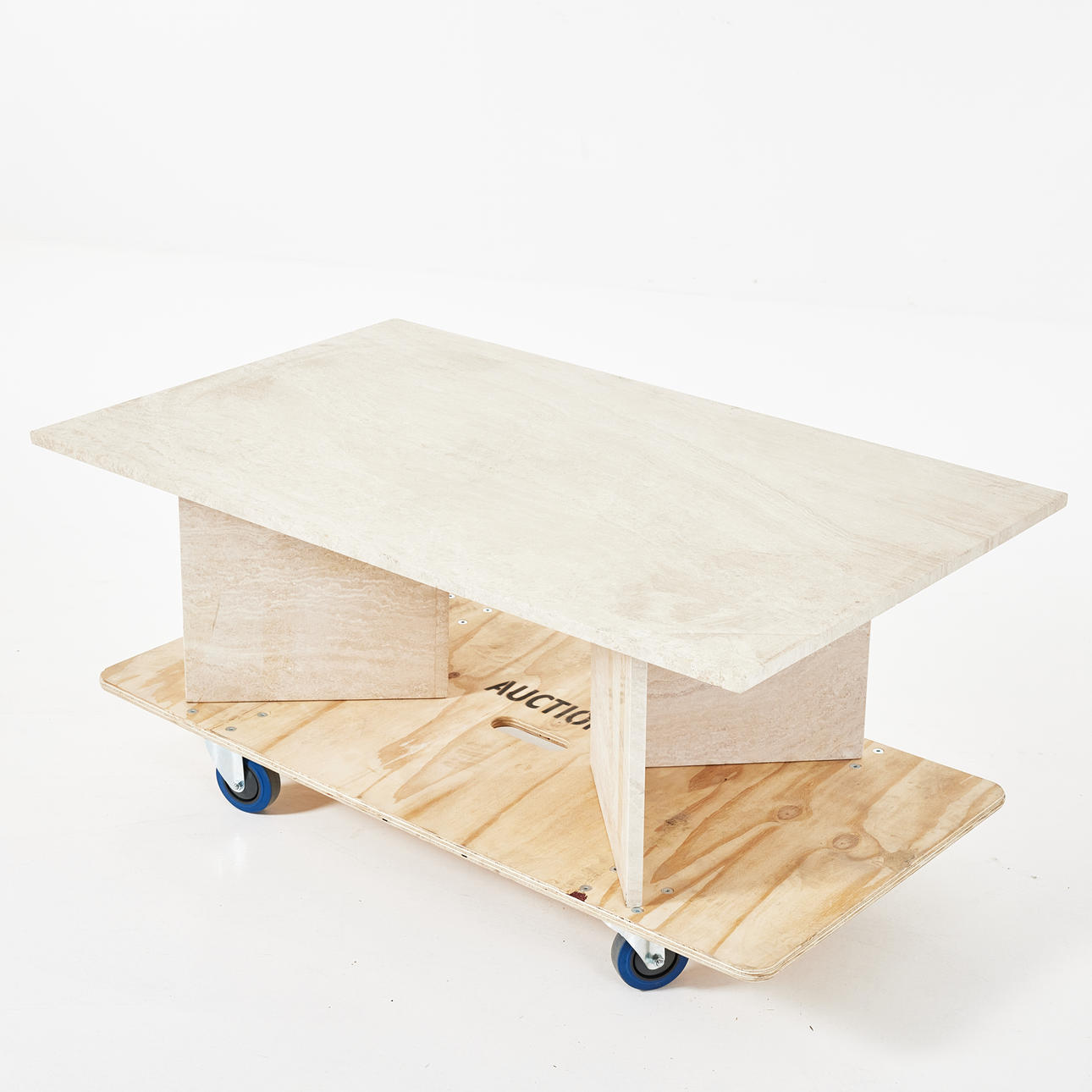 Ein zeitgenössischer Couchtisch aus Travertin.