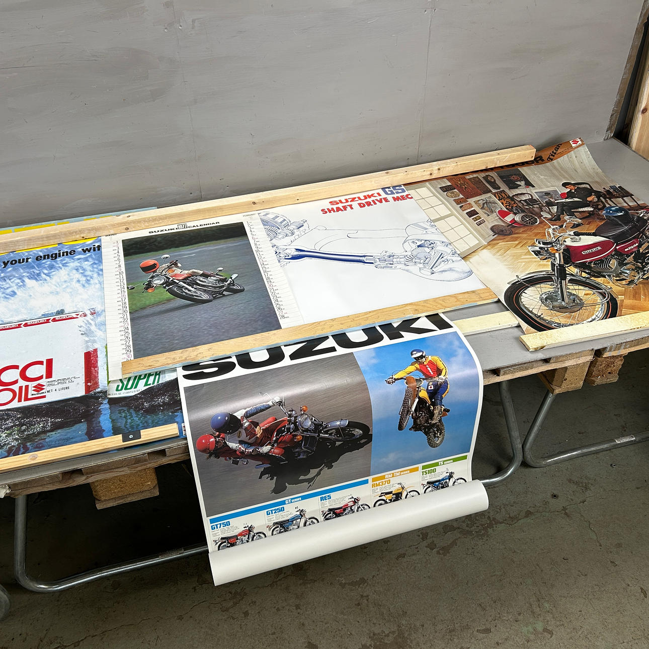 SUZUKI, ein Set von 5 Designs mit Motorrädern, 1970/80er.