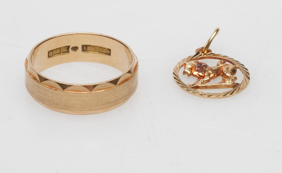 RING samt HÄNGE, 18k guld, vikt ca 6,4 gr.