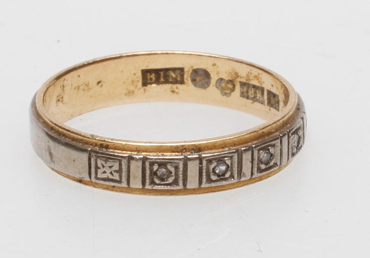 ALLIANSRING, rött/vitt 18k guld, vikt ca 3 gr.