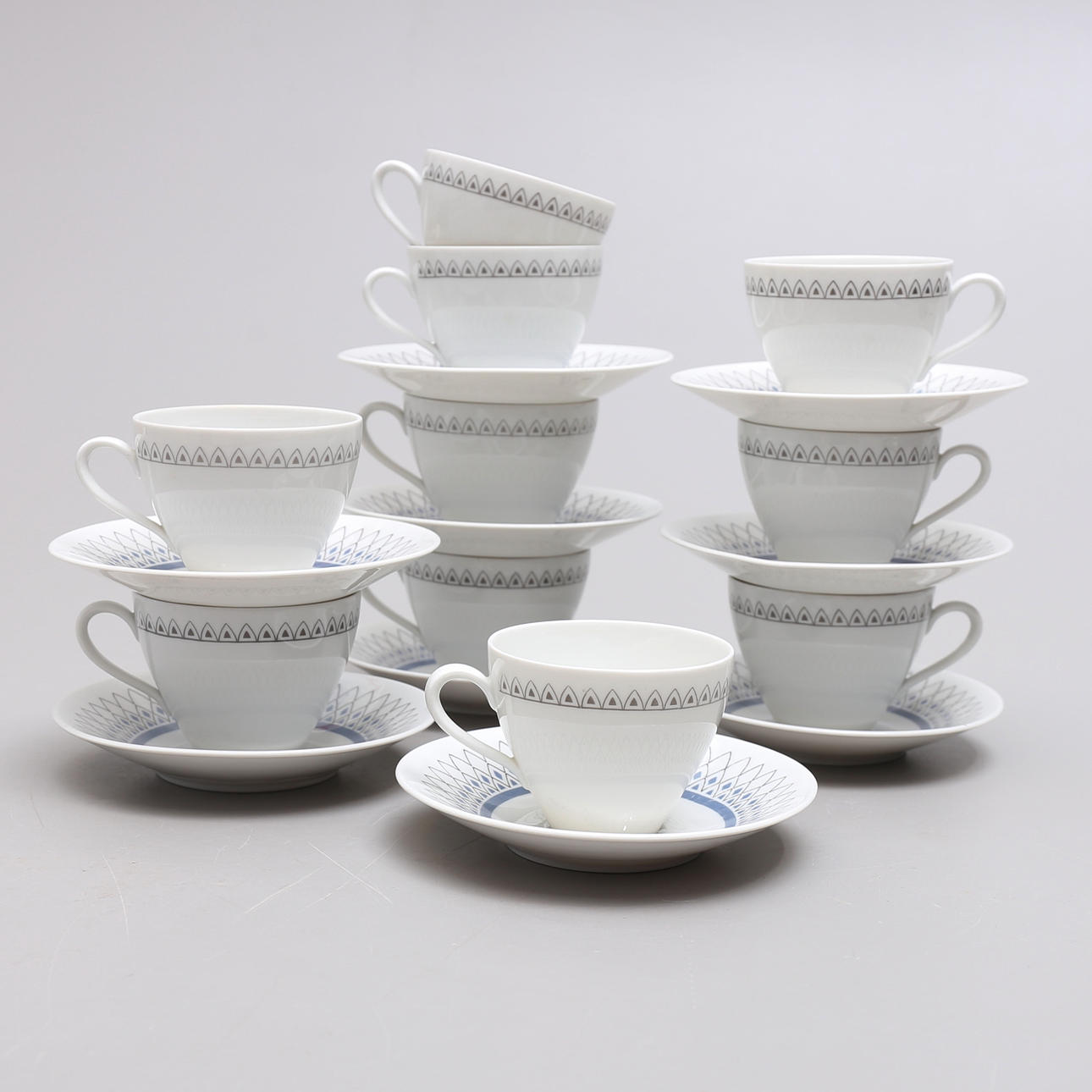 Ein Satz von 19 „Vega“ -Kaffeetassen, Rörstrand, 1959.