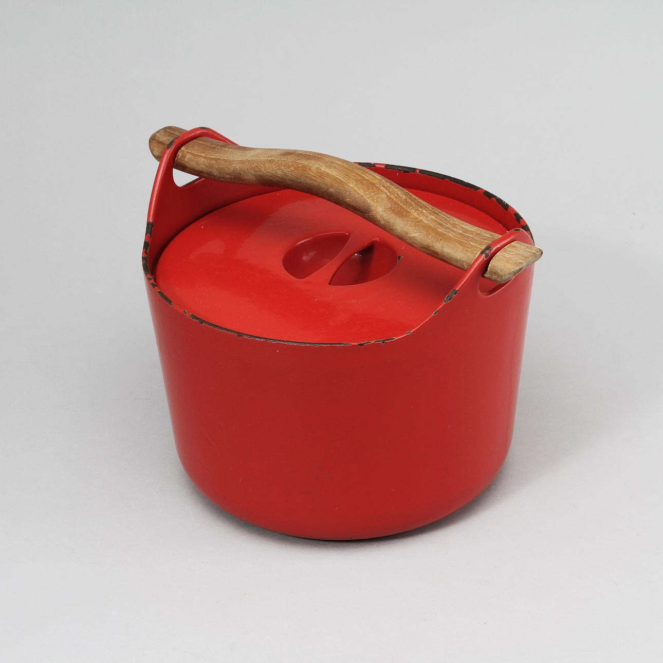 GRYTA med TRÄHANDTAG, gjutjärn och emalj, Timo Sarpaneva, Rosenlev.