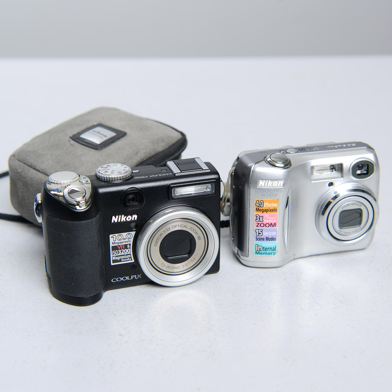Cámaras digitales, 2 unidades, Nikon.