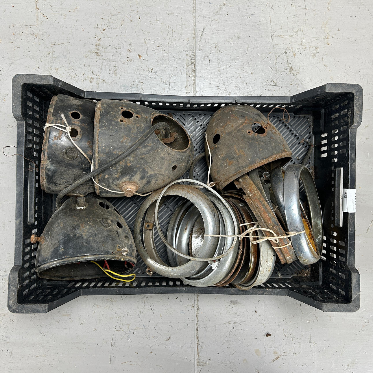 SCHEINWERFER UND TEILE, ca. Mitte des 20. Jahrhunderts.