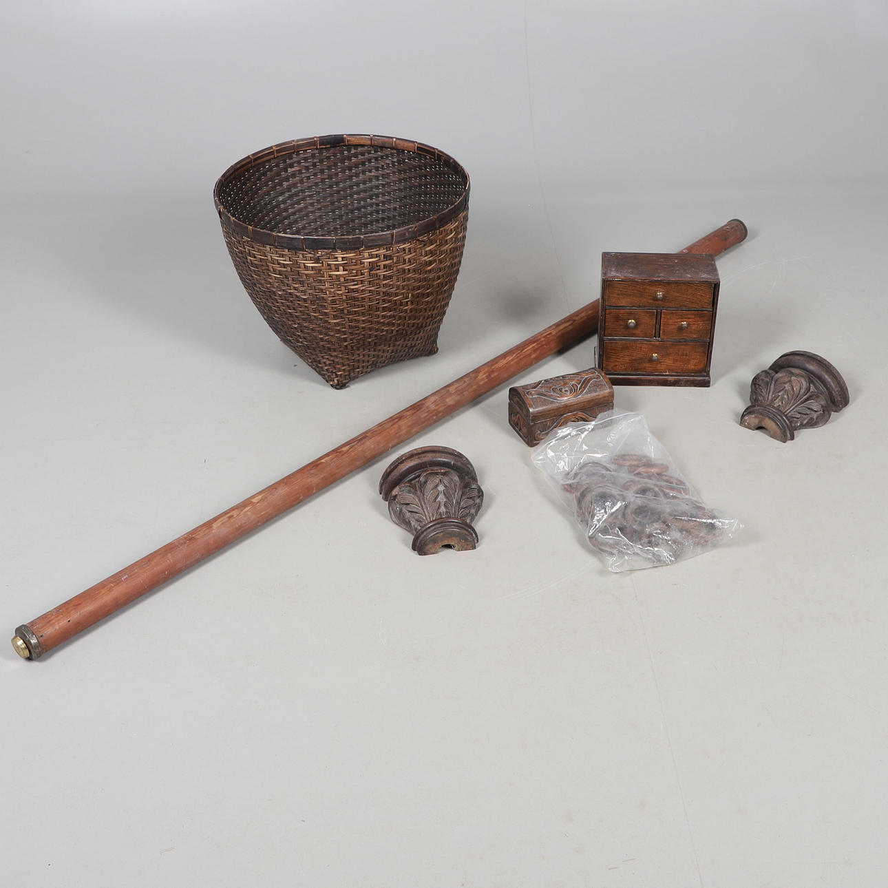 A MIXED LOT OF OAK ITEMS.