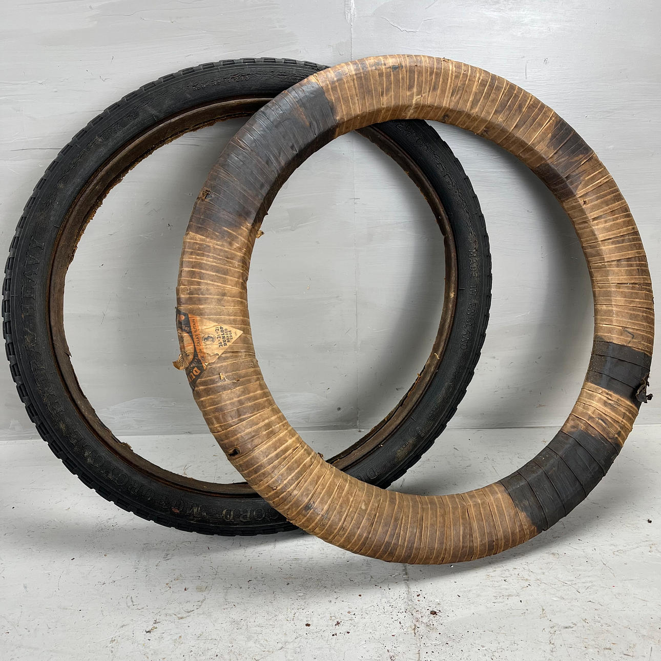 DUNLOP, two-deck model bead, 1920-30s, England.