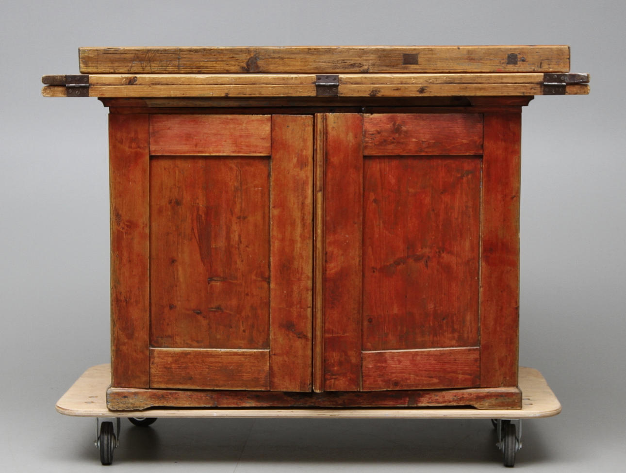 SKÅP/SLAGBORD. 1800-talets slut.