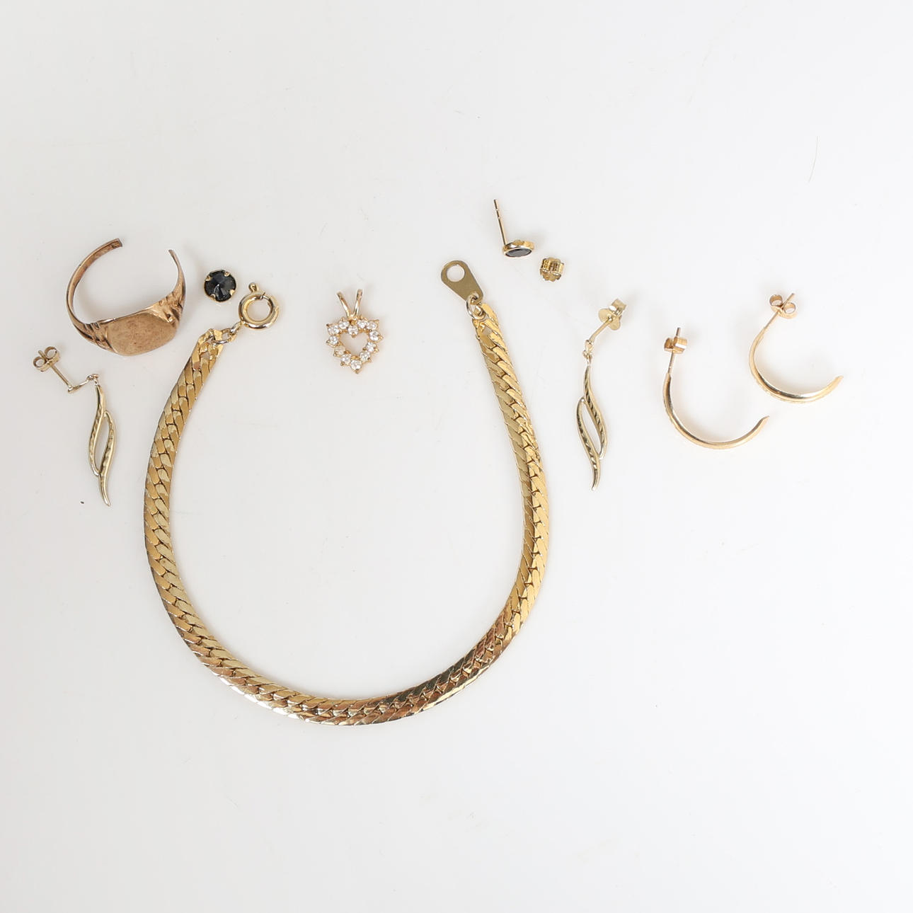 EN SAMLING AF GULE METALSMYKKER (ANTAL).