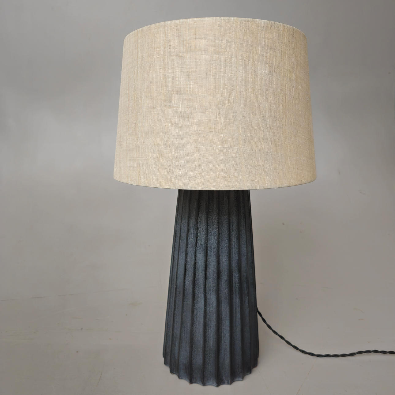 TISCHLAMPE POLYCHROMER METALLFUSS.