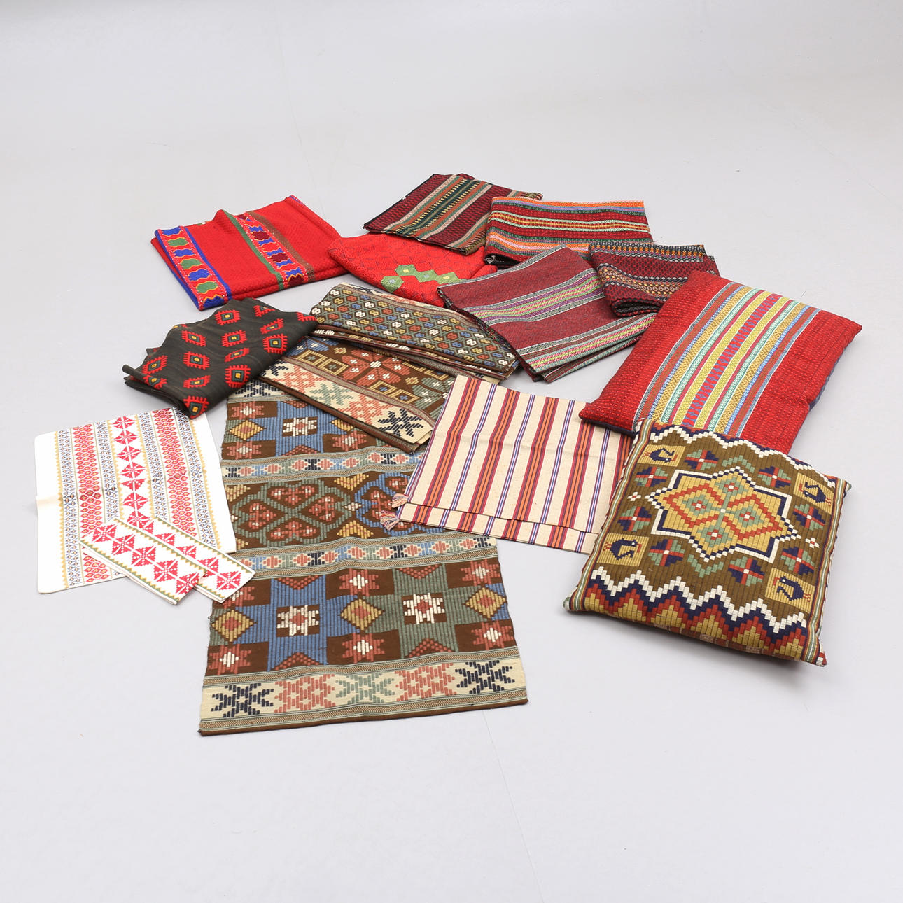 SKÅNSKA TEXTILES, 15 stk, allmoge, serviet/syning, uld/bomuld.