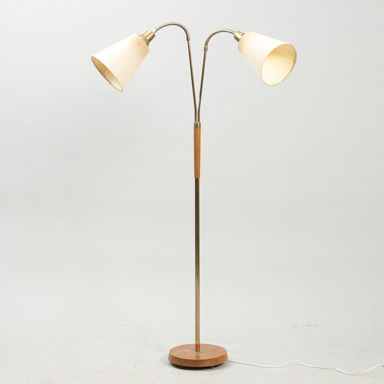 GOLVLAMPA, 2-armad, teak/mässing, 1900-talets mitt.