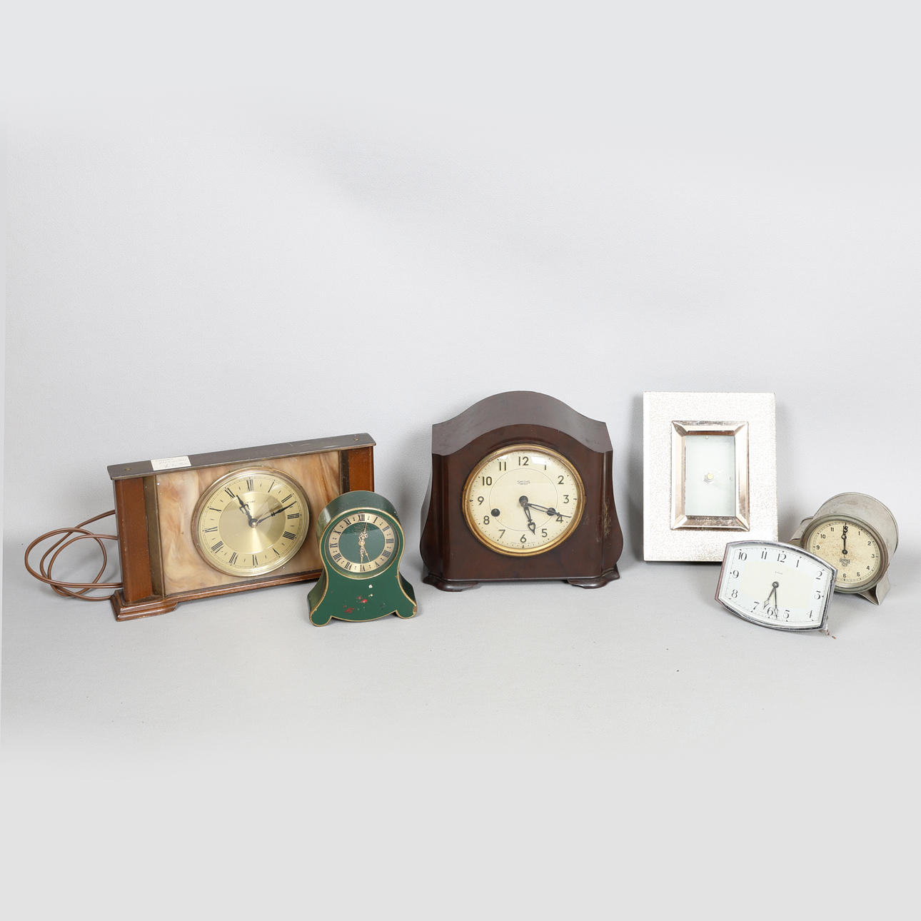 EINE SAMMLUNG VON UHREN (6).