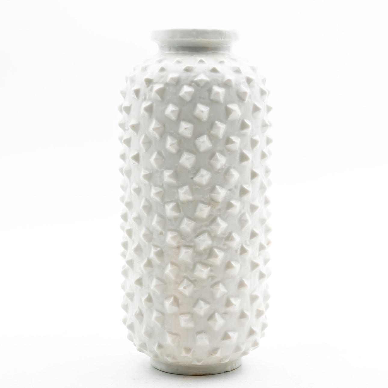 GUNNAR NYLUND. Un jarrón, gres esmaltado blanco, Rörstrand, década de 1900.