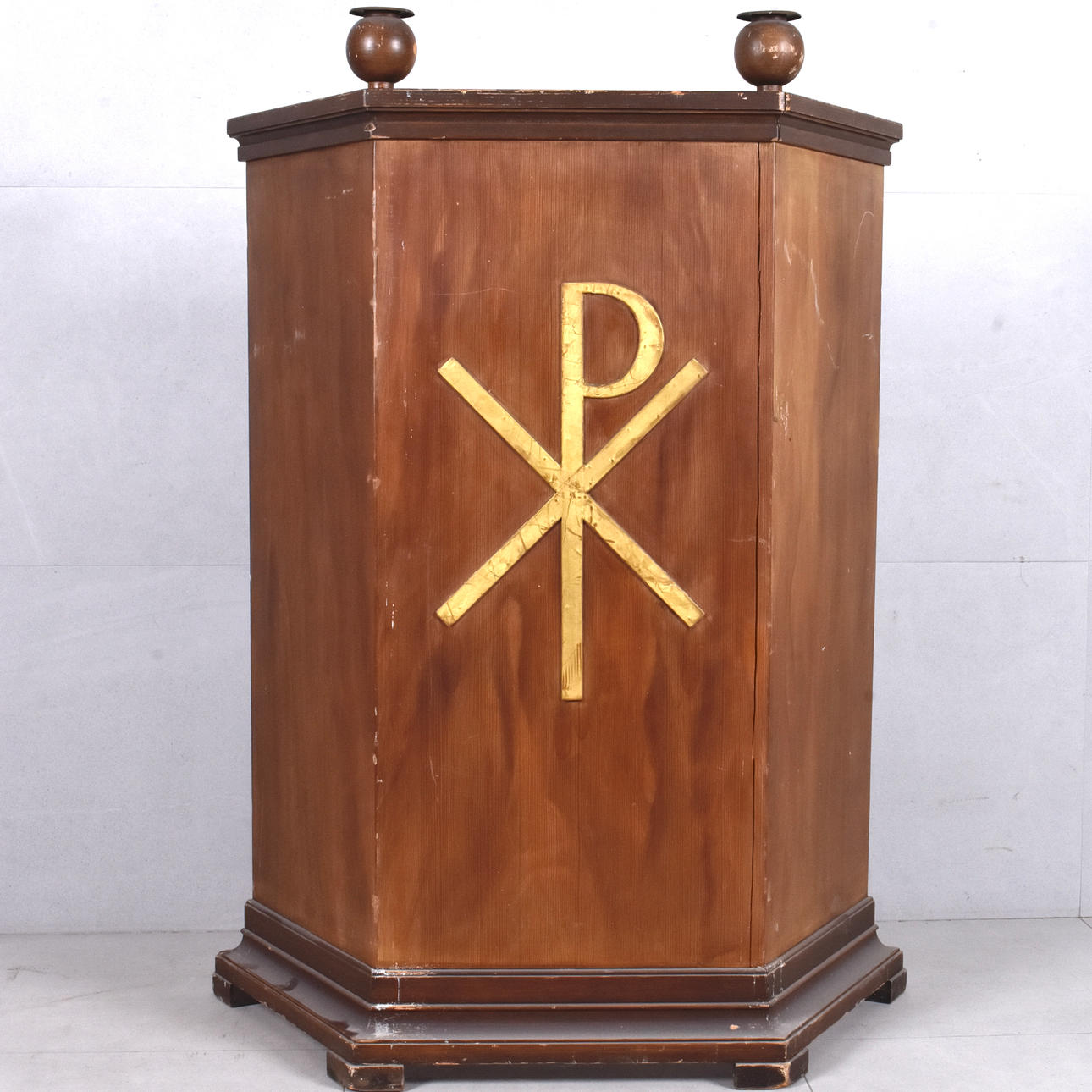 Eine hölzerne Kanzel, 19. Jahrhundert.