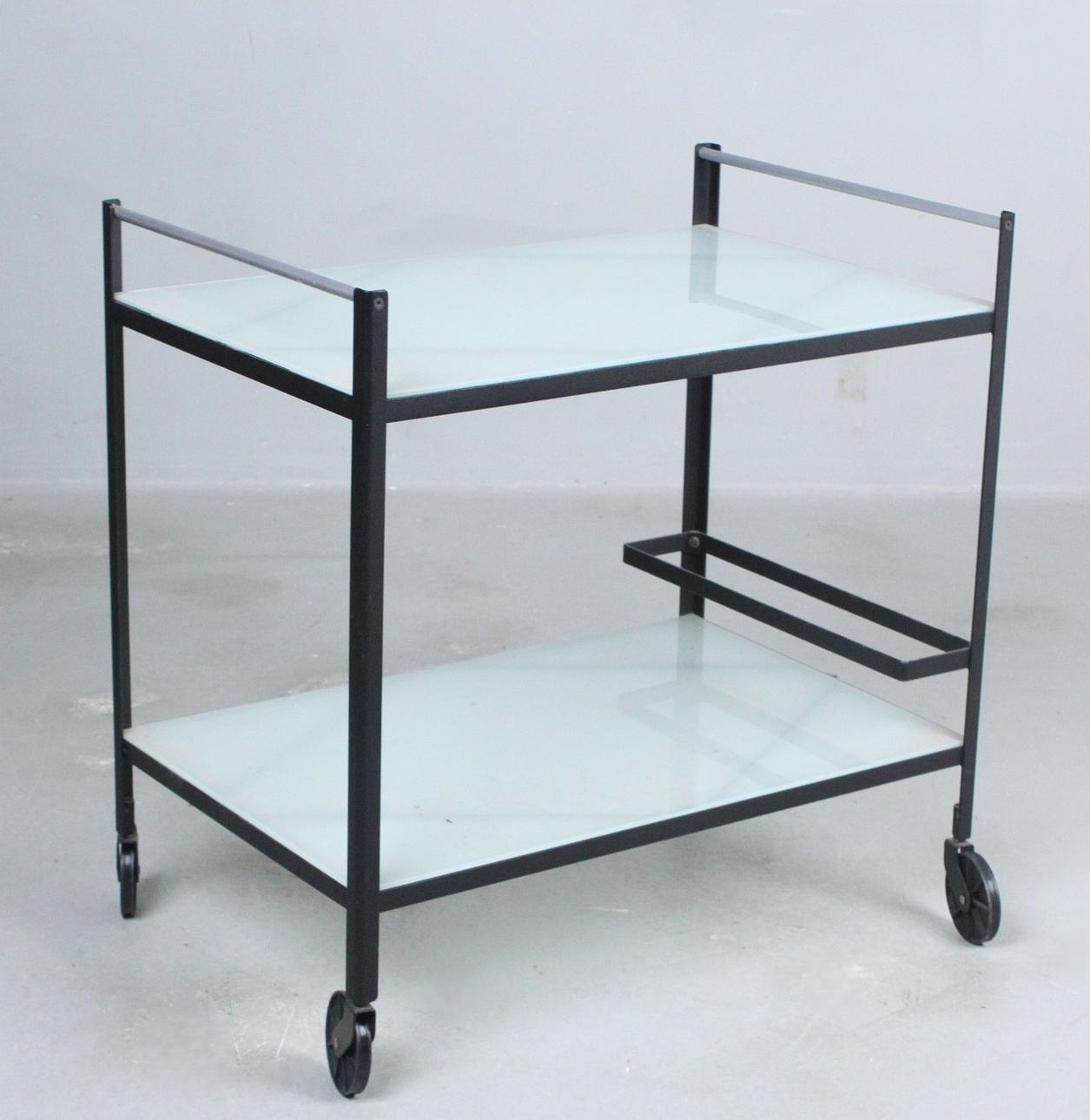 Bar trolleys/serving trolleys.