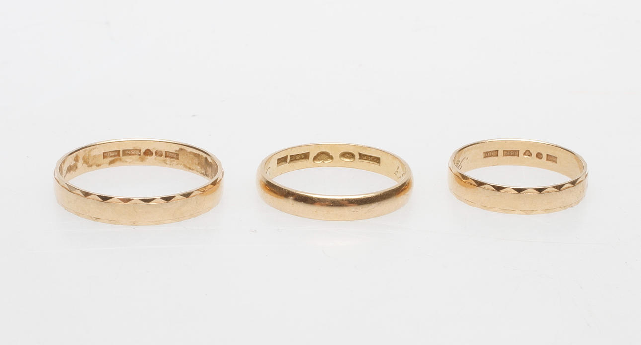 RINGAR, 3 st, 18k guld, vikt ca 9,6 gr.