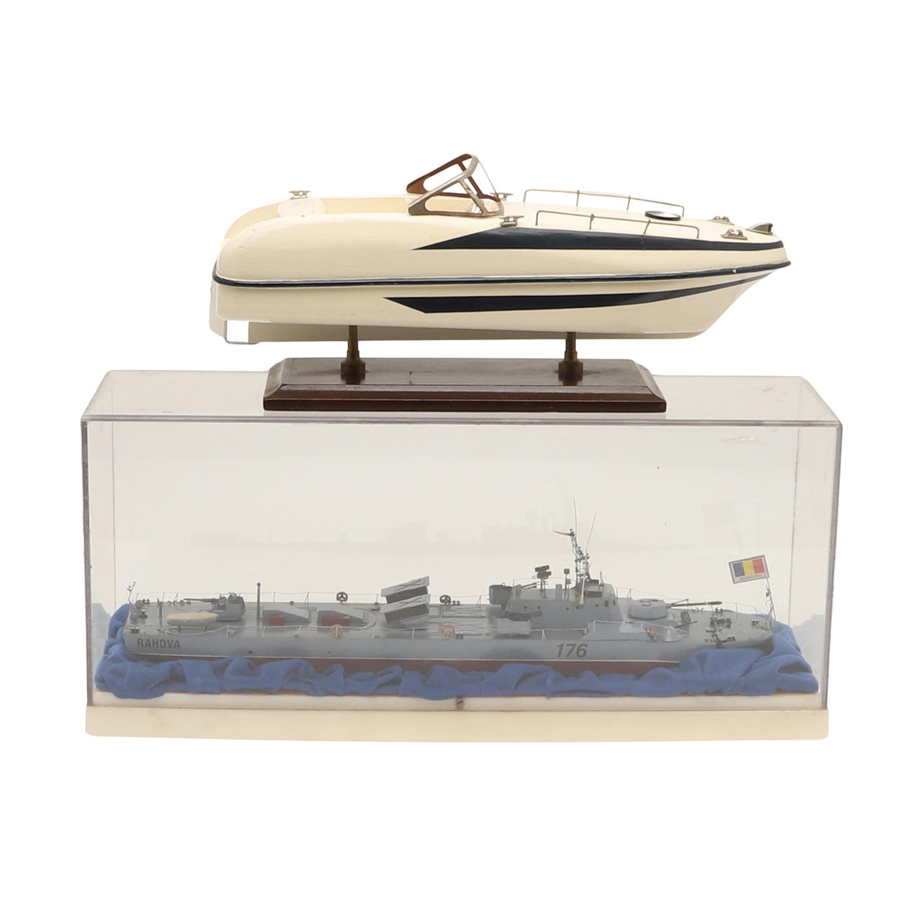 MODELL EINES MARINEBOOTES UND SCHNELLBOOTS.