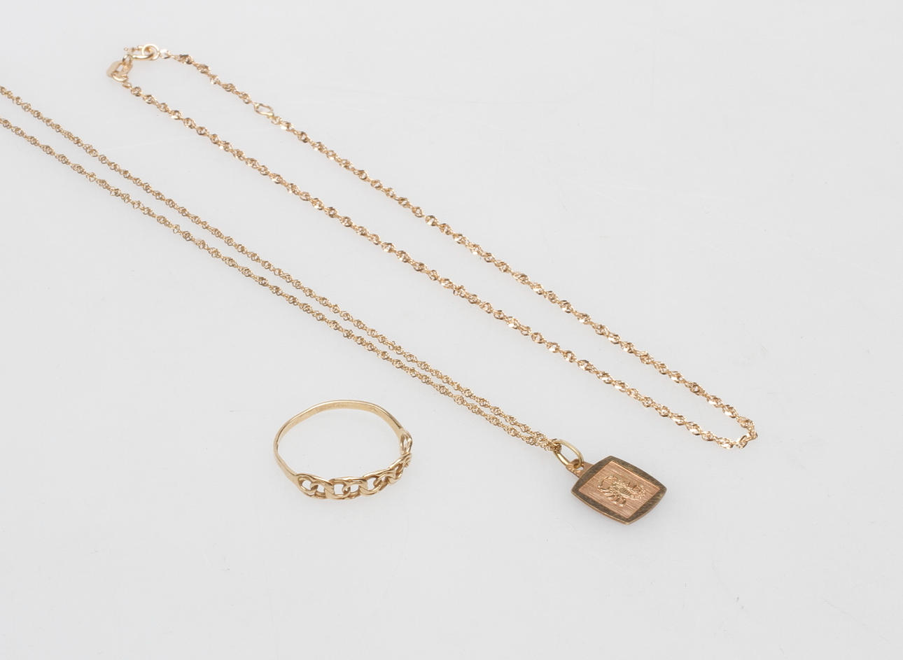 GULDSMYCKEN, 4 DELAR, 18k guld, vikt ca 4,2 gr.