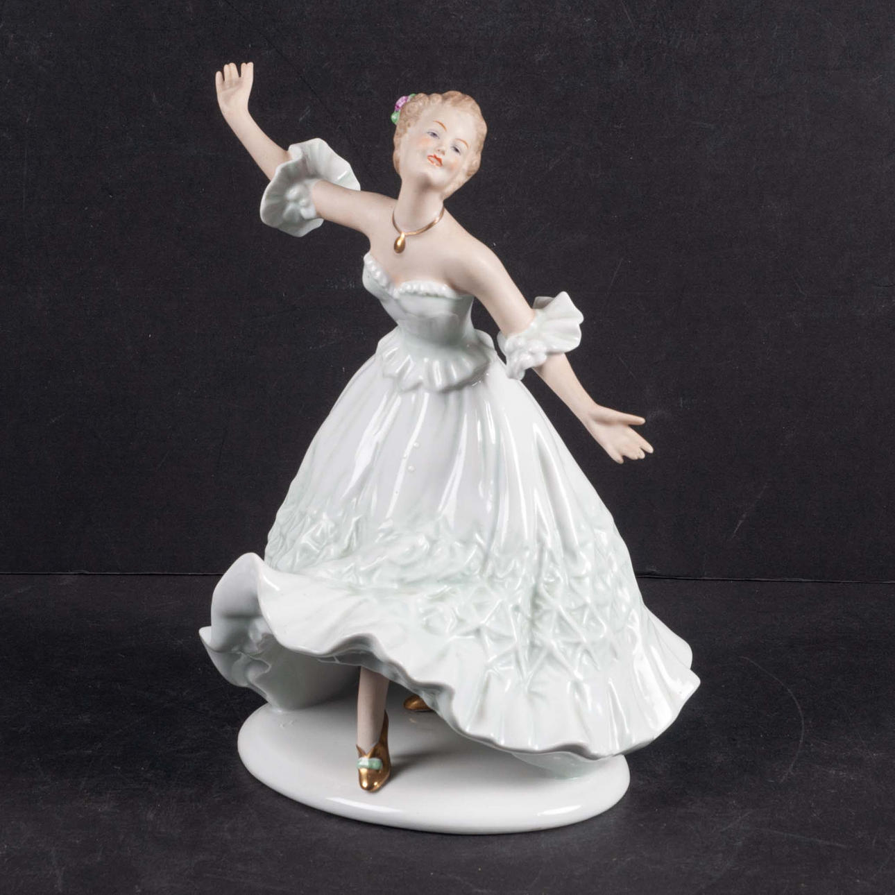 FIGURINE WALLENDORF. Dancing Woman, Germany.