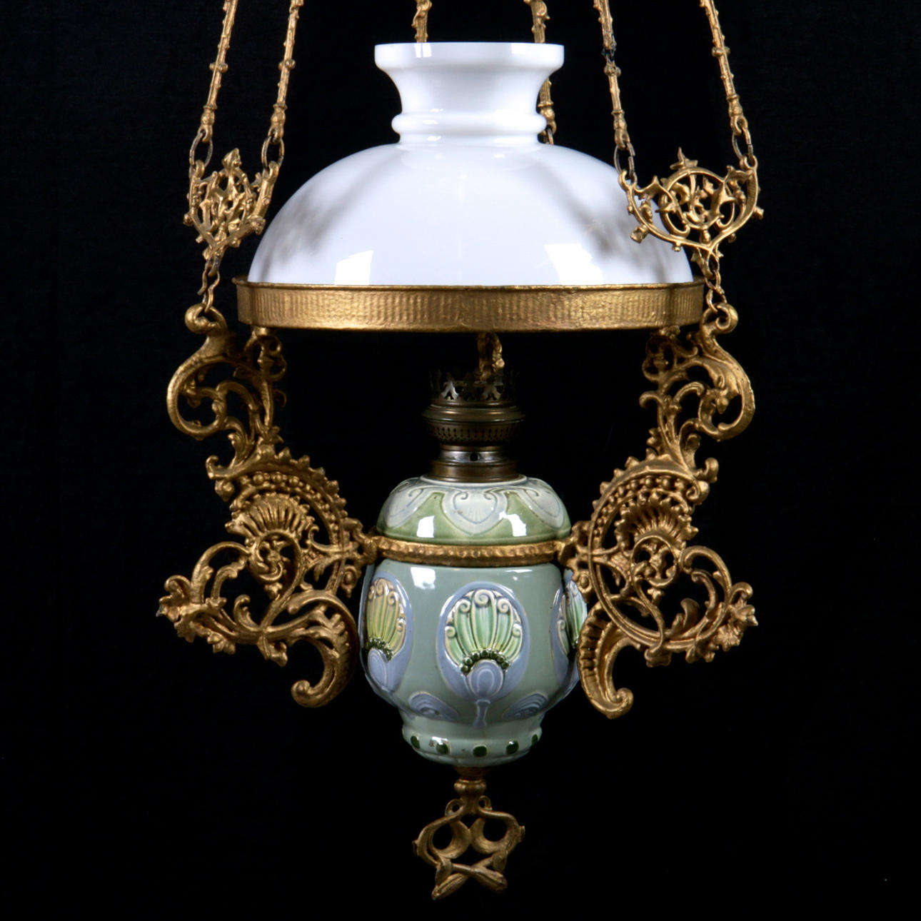 TAKFOTOGENLAMPA, majolika, 1900-talets första hälft.