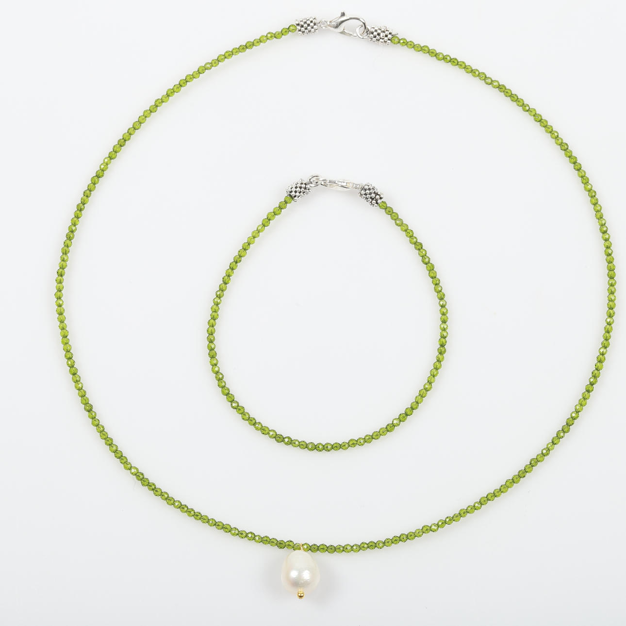 GARNITYR, 2 stk., facetterede sten med dyrket perle.