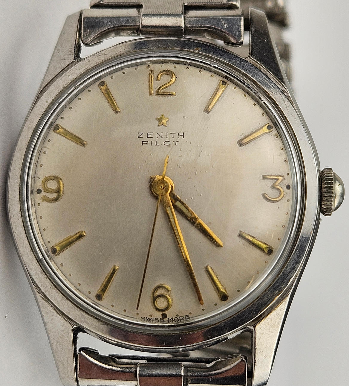 Un reloj de pulsera de acero, Zenith Pilot.