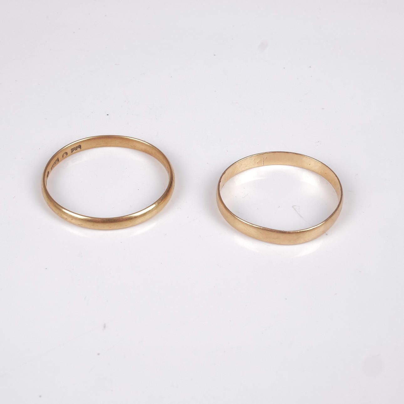 GLATTE RINGE, 2 Stück, 18 K Gold.