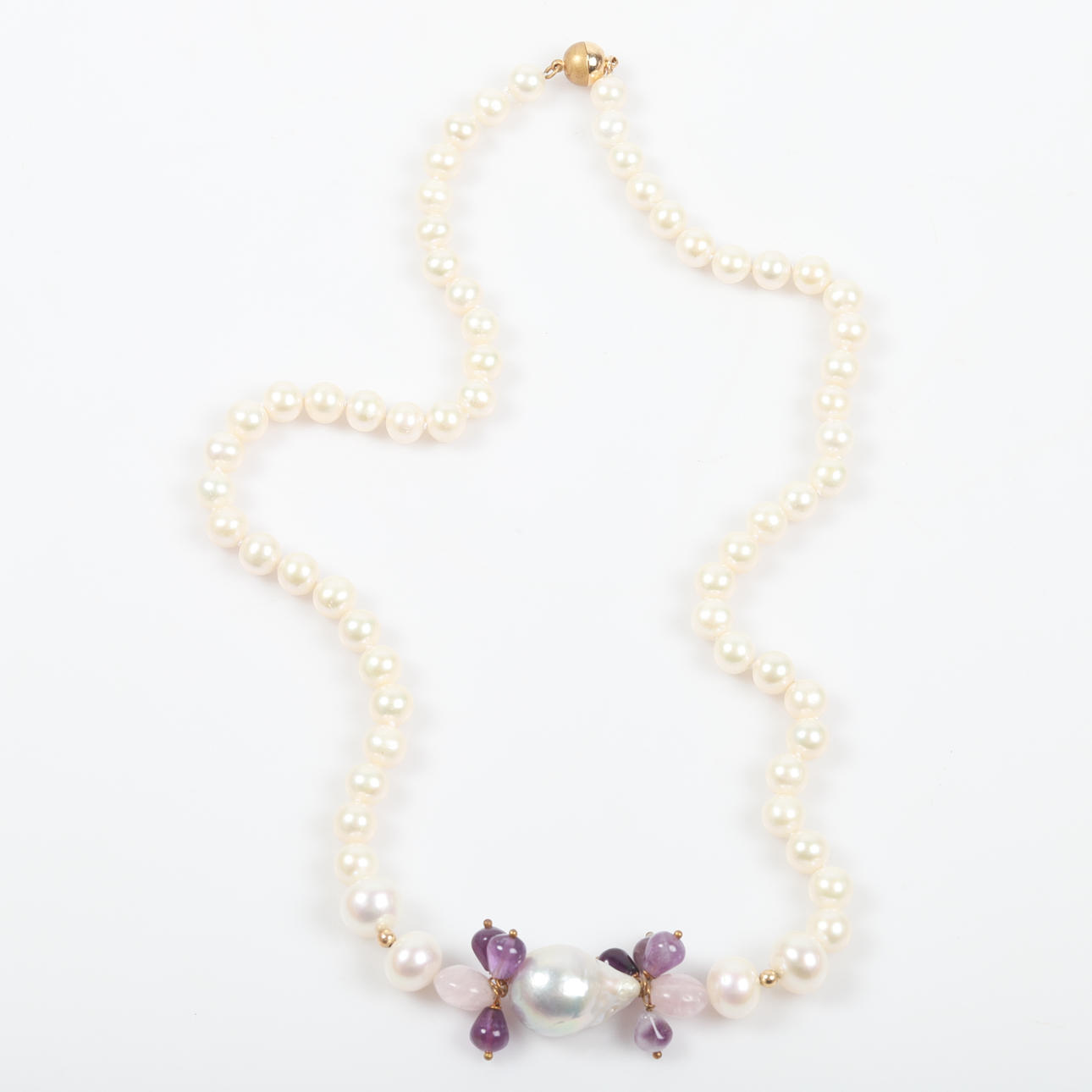 HALSKETTE, Zuchtperlen und Amethyste.