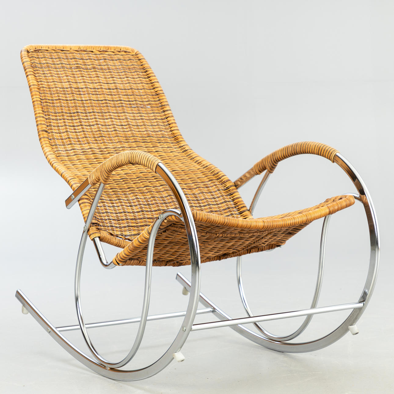 Mecedora, cromada y ratán. 21 Jh.