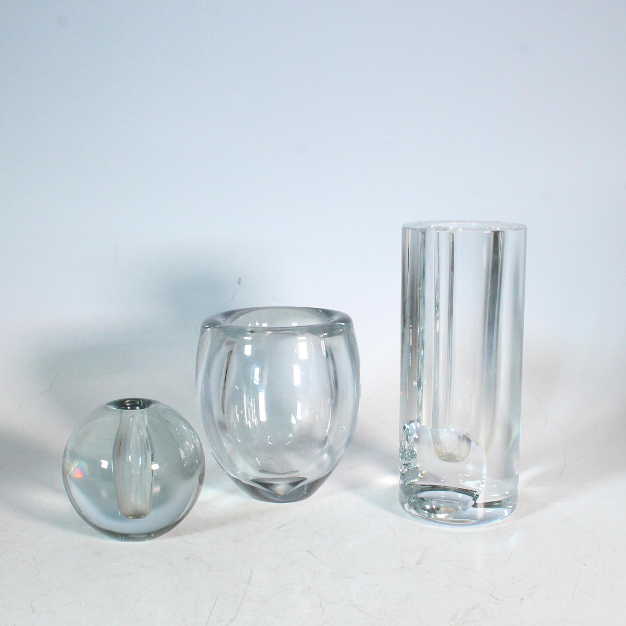 En samling glasvaser med Per Lütken til Holmegaard.