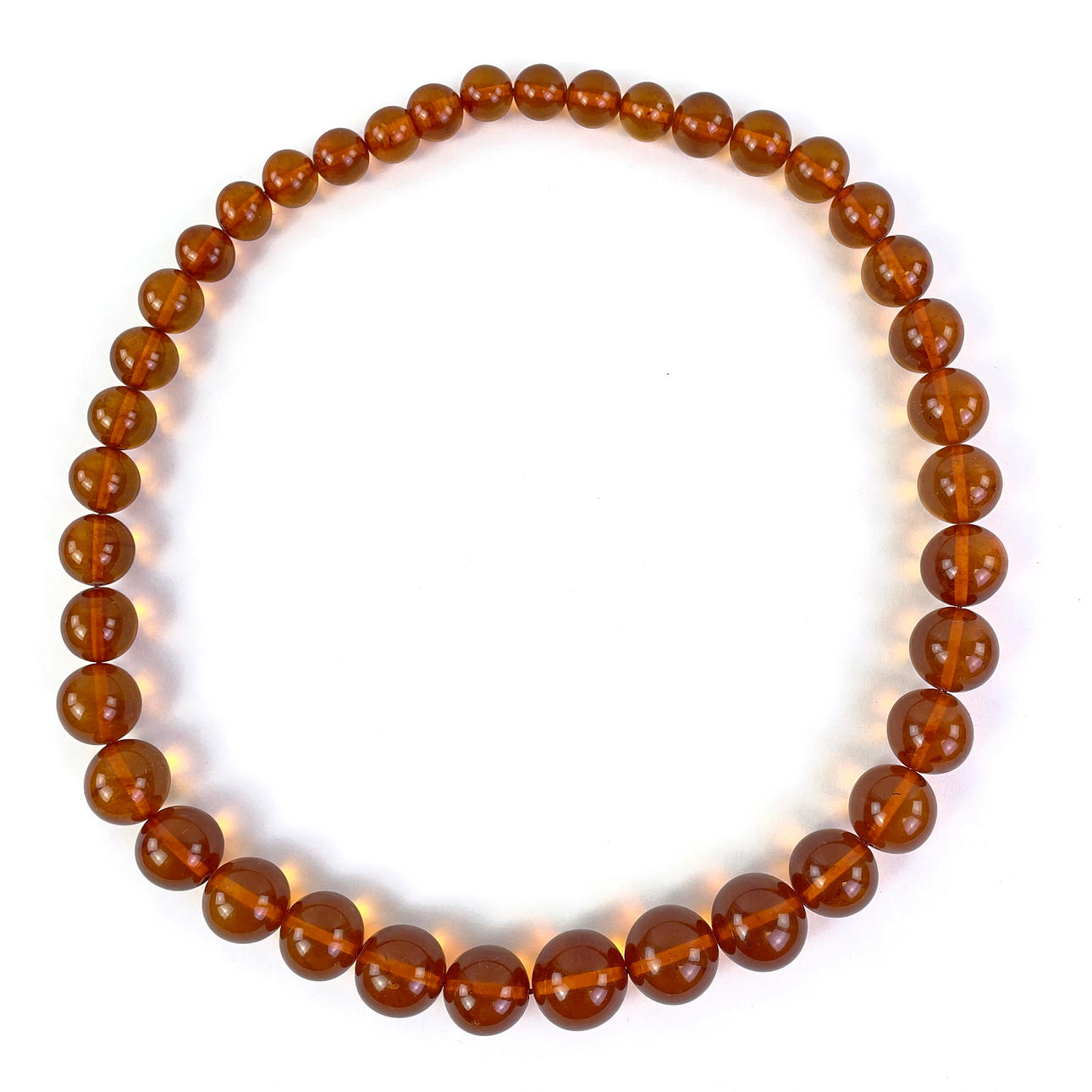 EINE HALSKETTE, polierter, dosierter Bernstein.