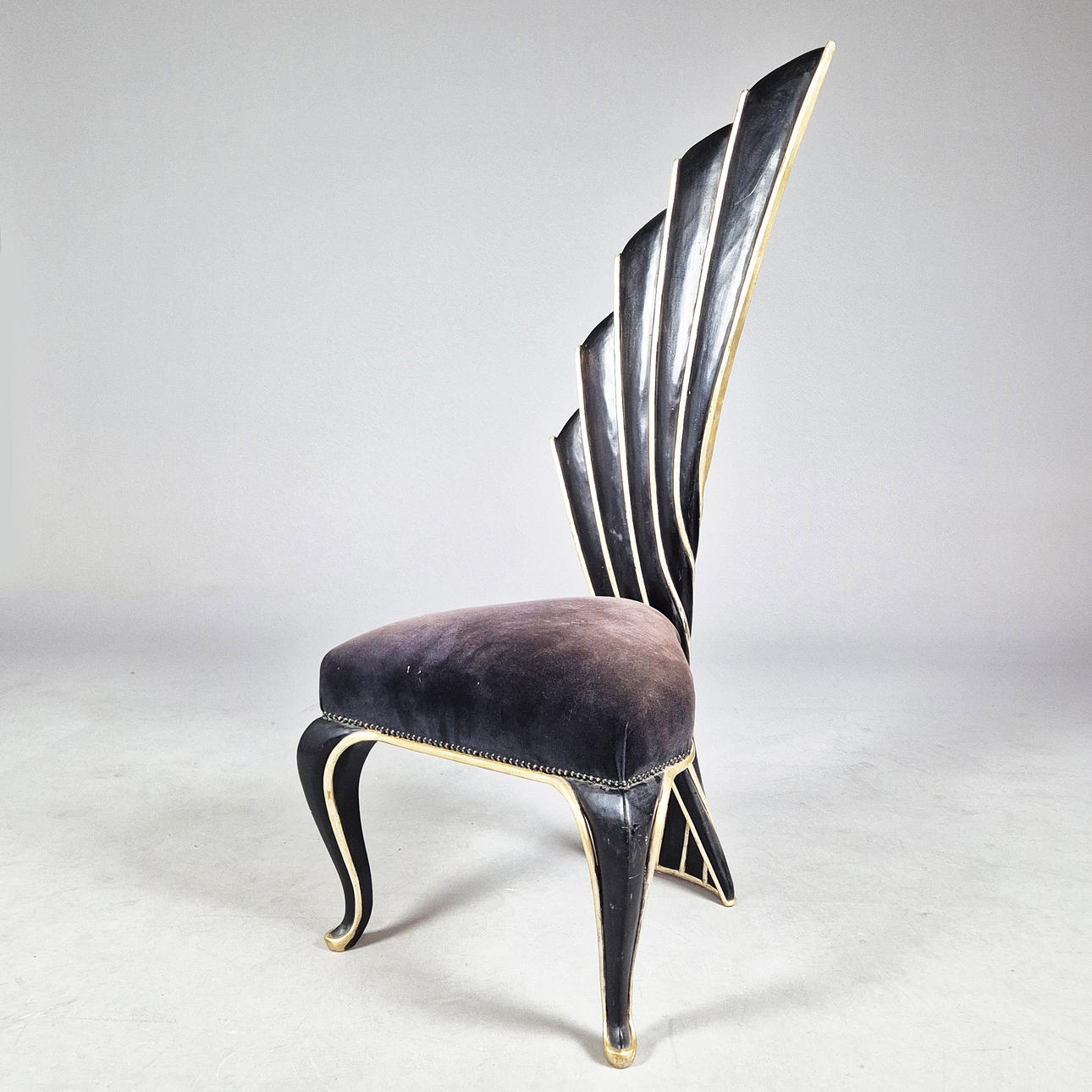 STUHL IM HOLLYWOOD-REGENCY-STIL.