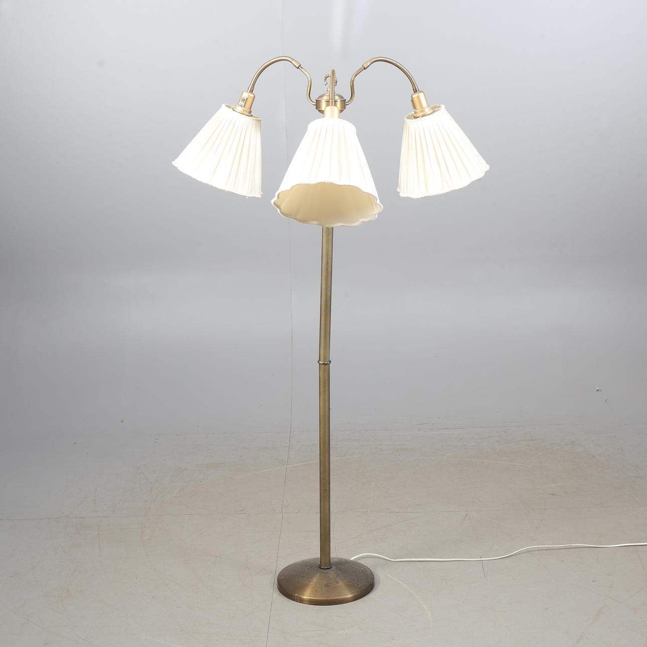 LÁMPARA DE PIE, 3 brazos, metal bronceado.