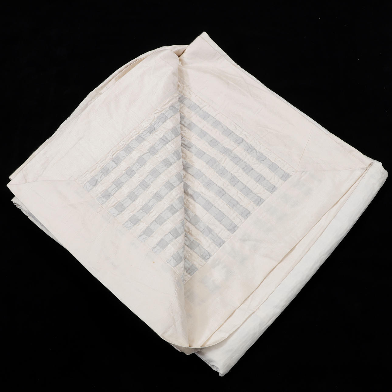 ÖVERKAST, siden, 270 x 250 cm.