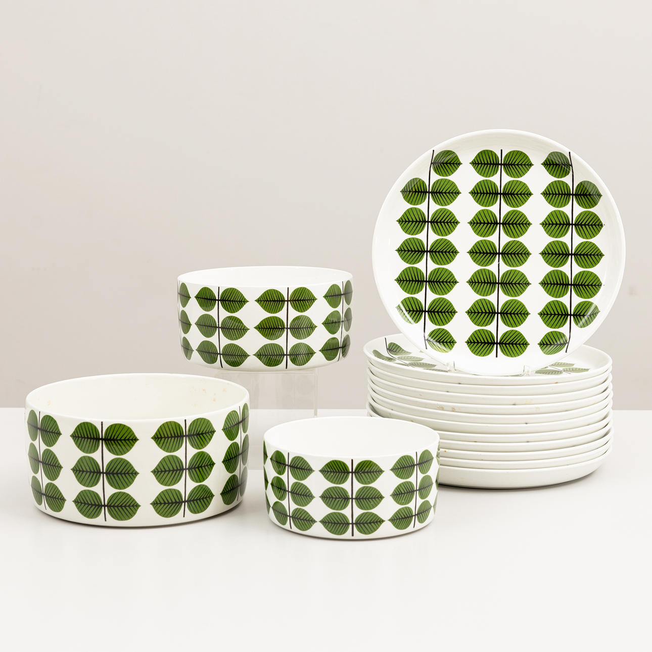 STIG LINDBERG. A set of 15 “Berså” tableware pieces, Gustavsberg.