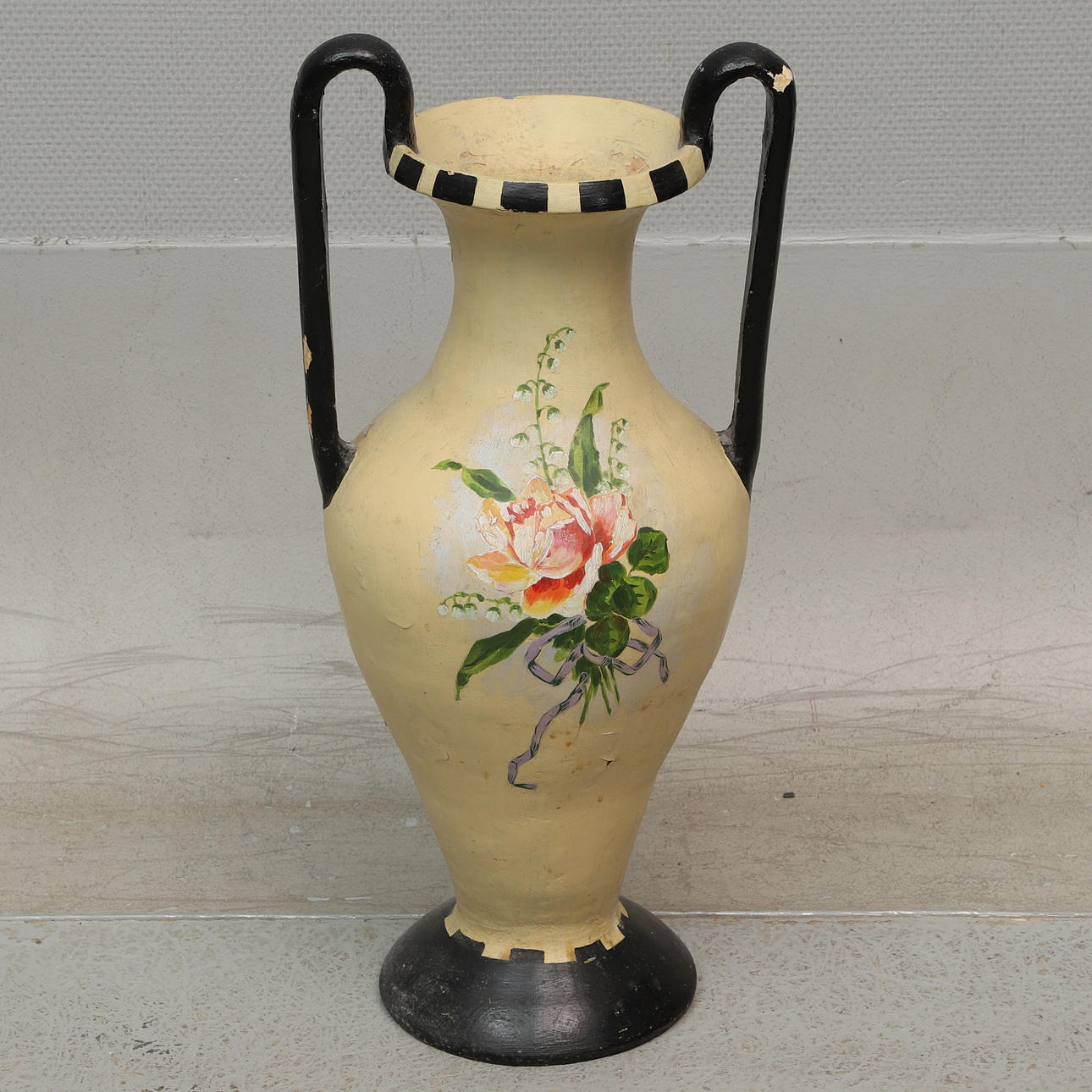 Eine bemalte Bodenvase aus Terrakotta, 20. Jahrhundert.