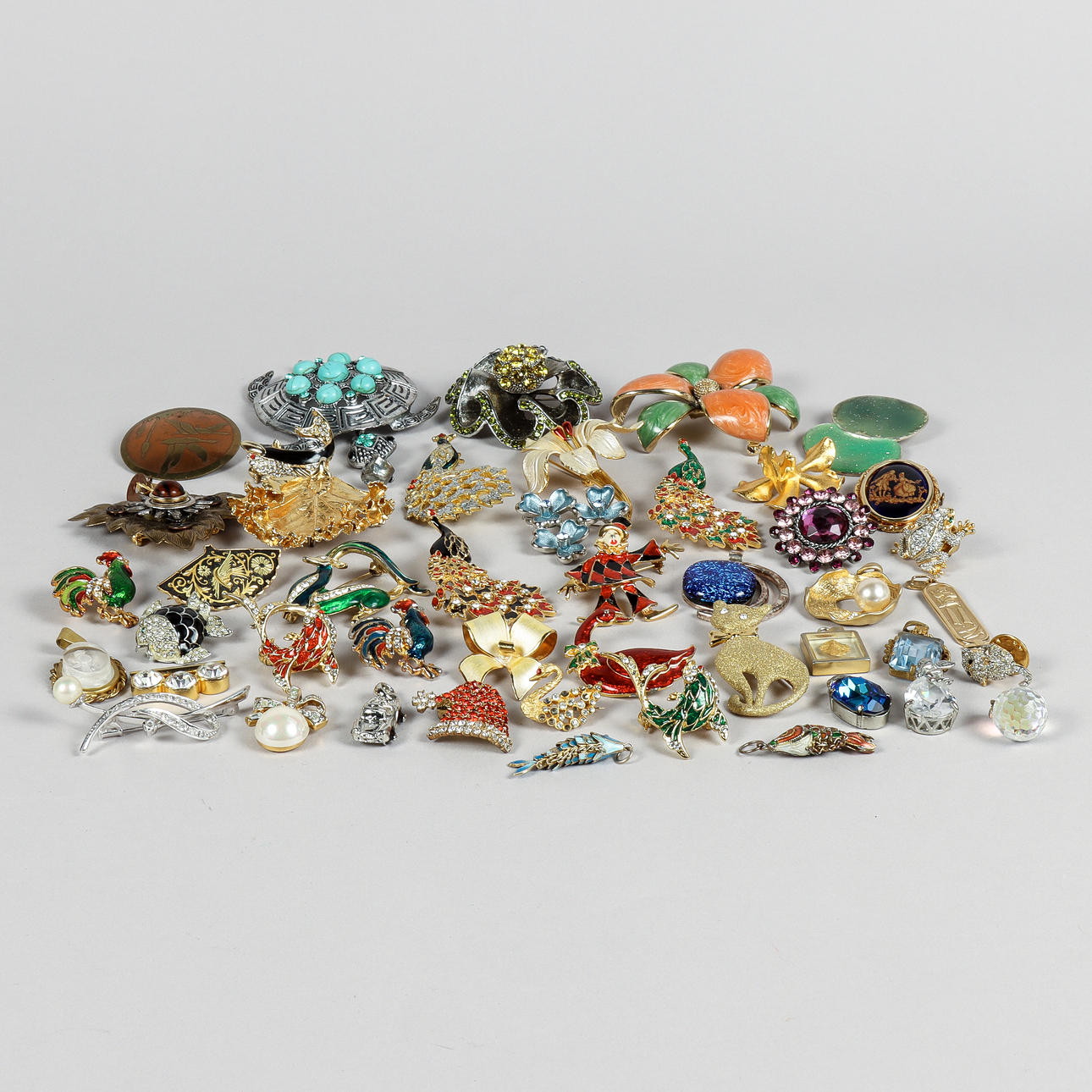 SMYKKER, brocher og vedhæng, 45 stk.