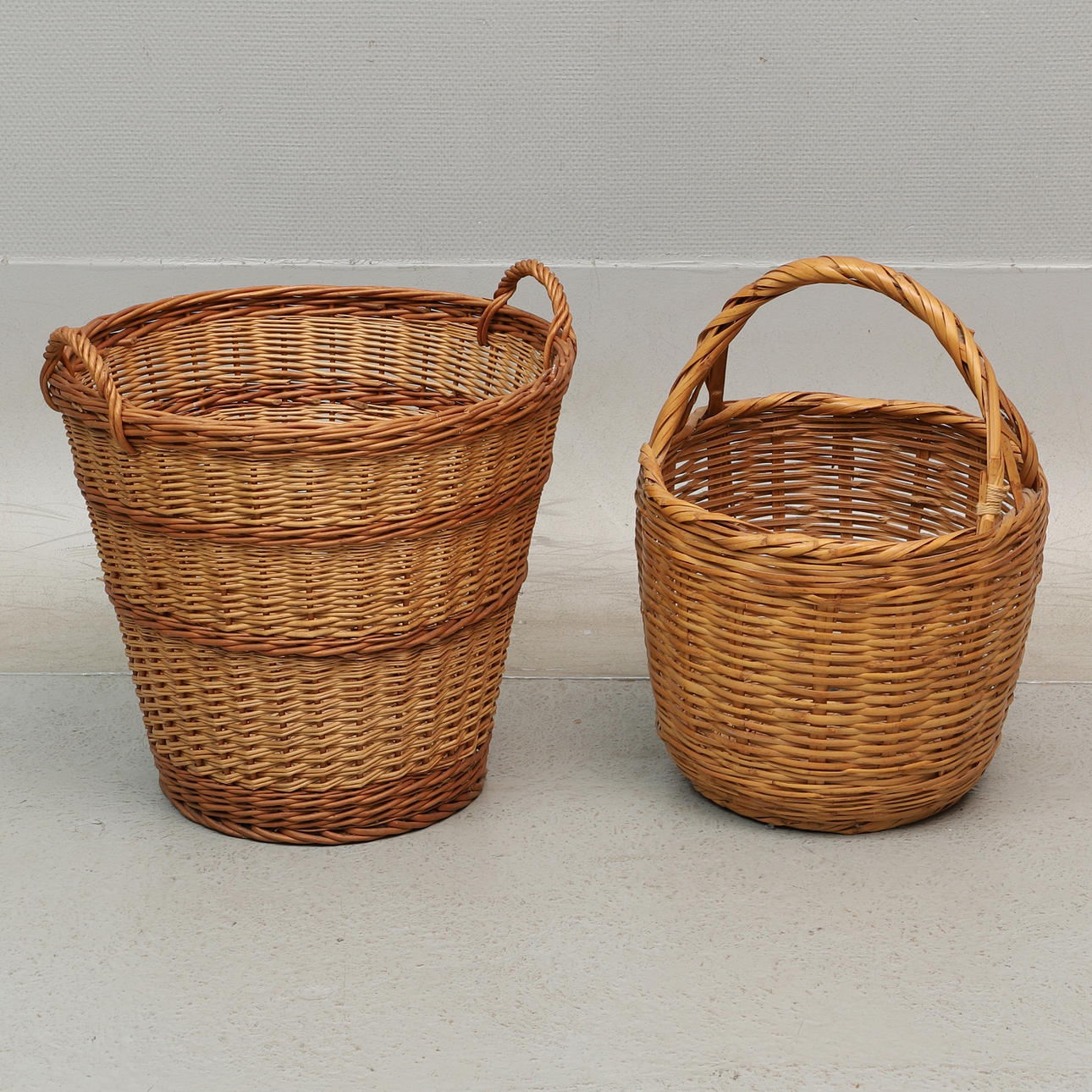 KÖRBE, 2 Stück mit Griff, 20. Jahrhundert.