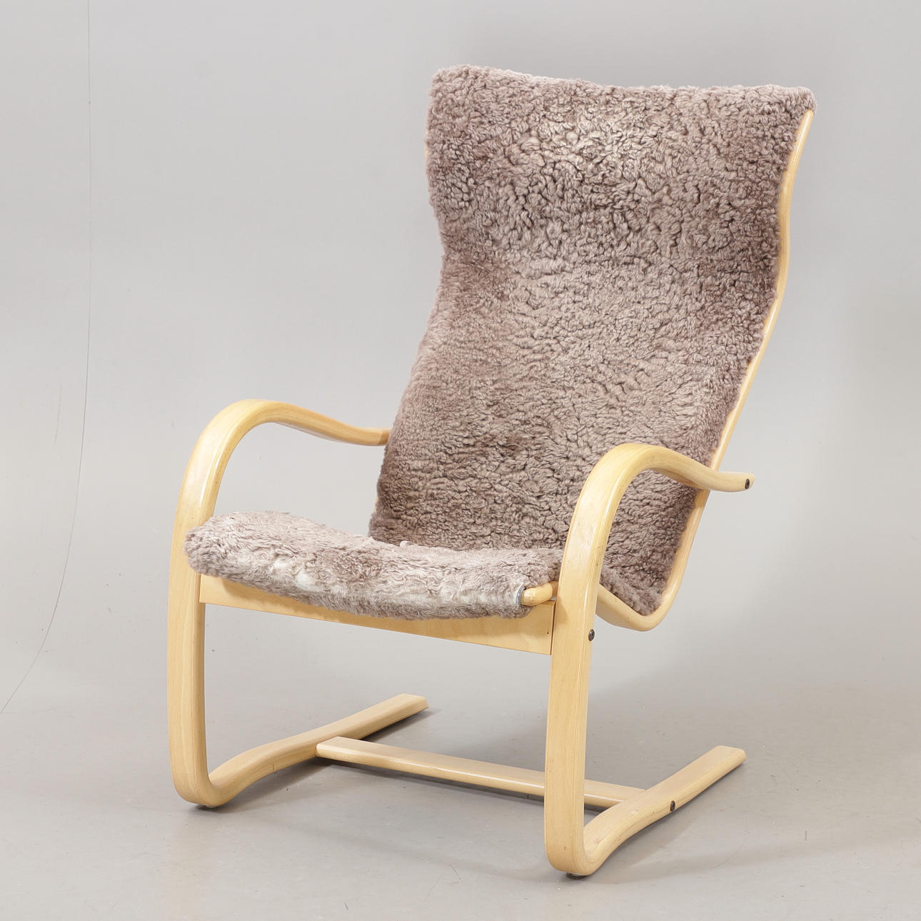 JAN EKSTRÖM. Sessel, Lammfell/Buche, „Gazell“, Conform.