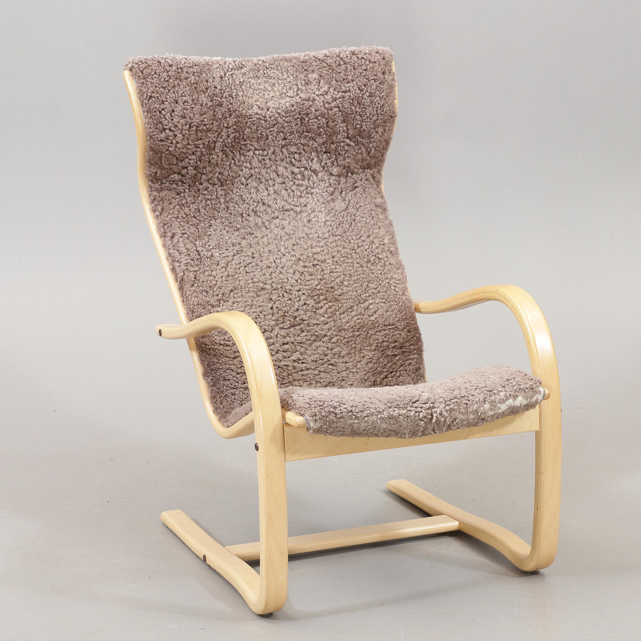 JAN EKSTRÖM. Sessel, Lammfell/Buche, „Gazell“, Conform.