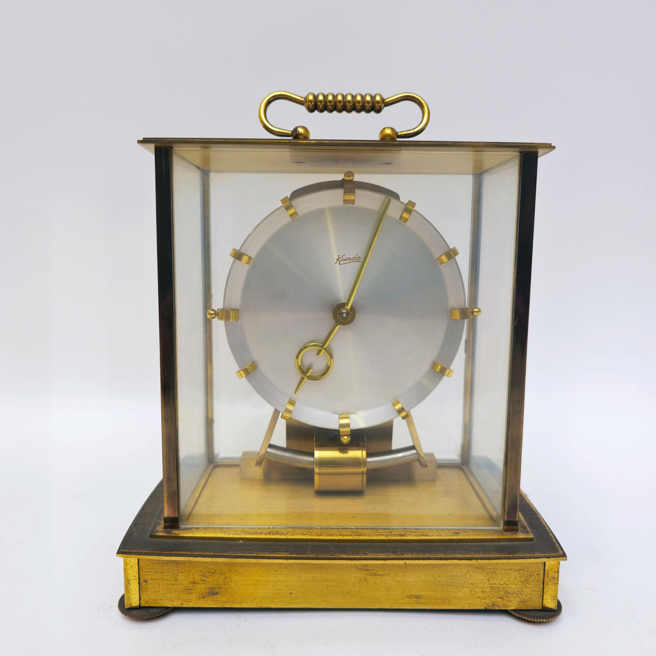 KUNDO TABLE CLOCK IN GOLD METAL. GERMANY, 20TH CENTURY.