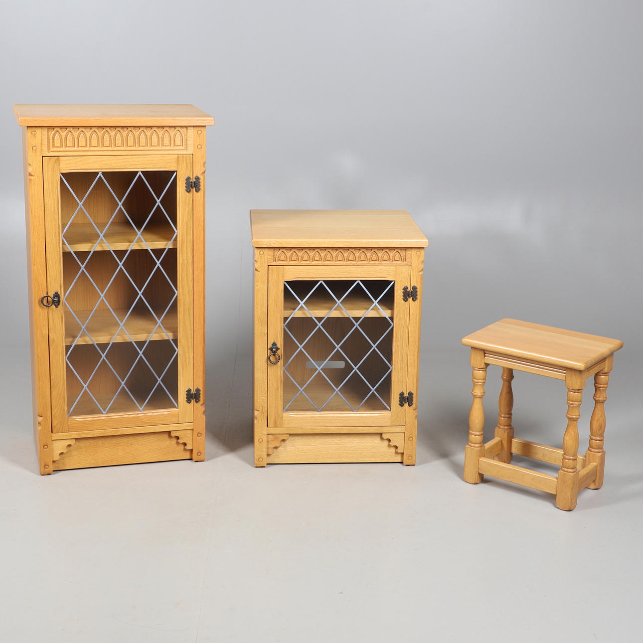 TRE MODERNE MØBLER I LYS EGETRÆSFINISH.