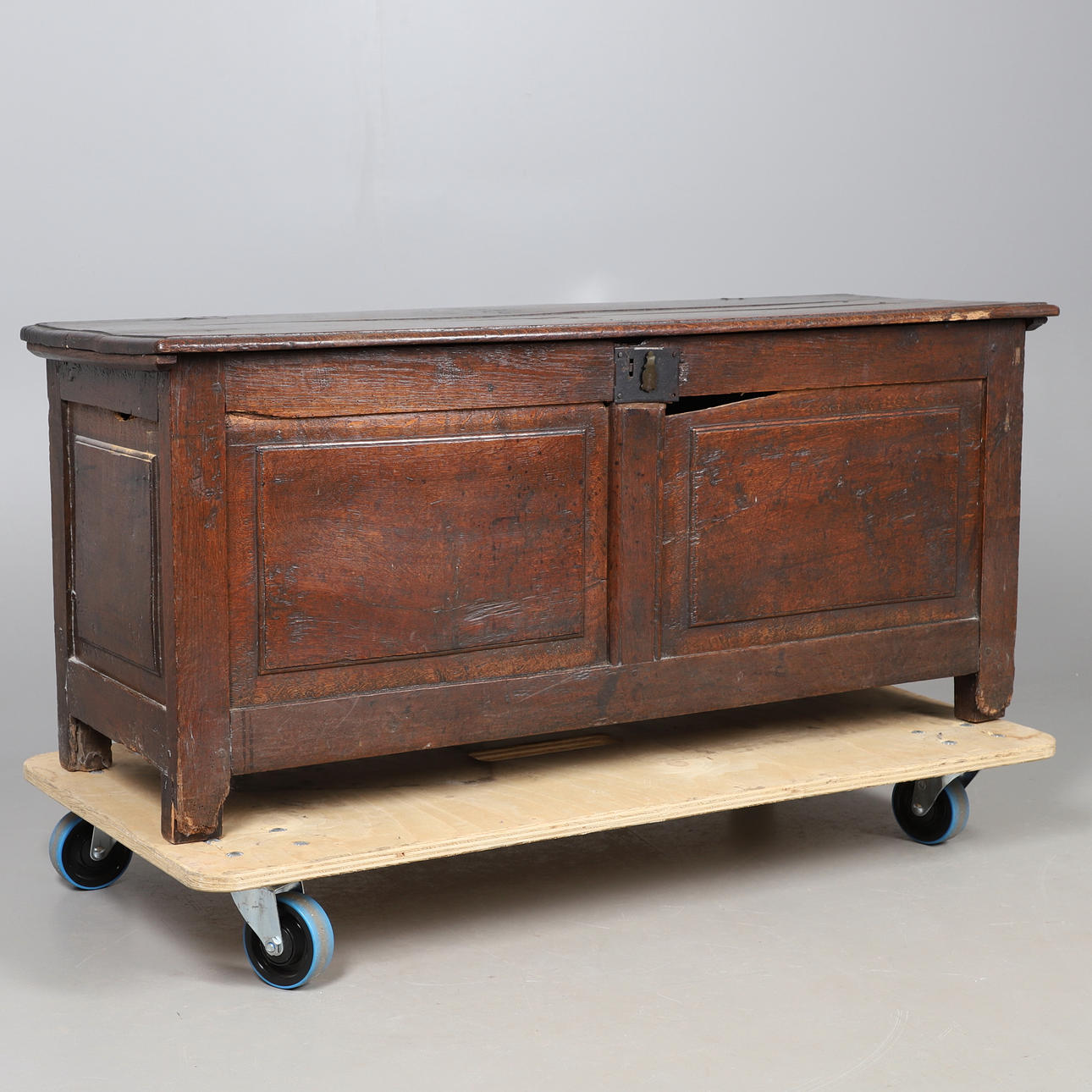 UN COFRE DE ROBLE DEL SIGLO XVIII.