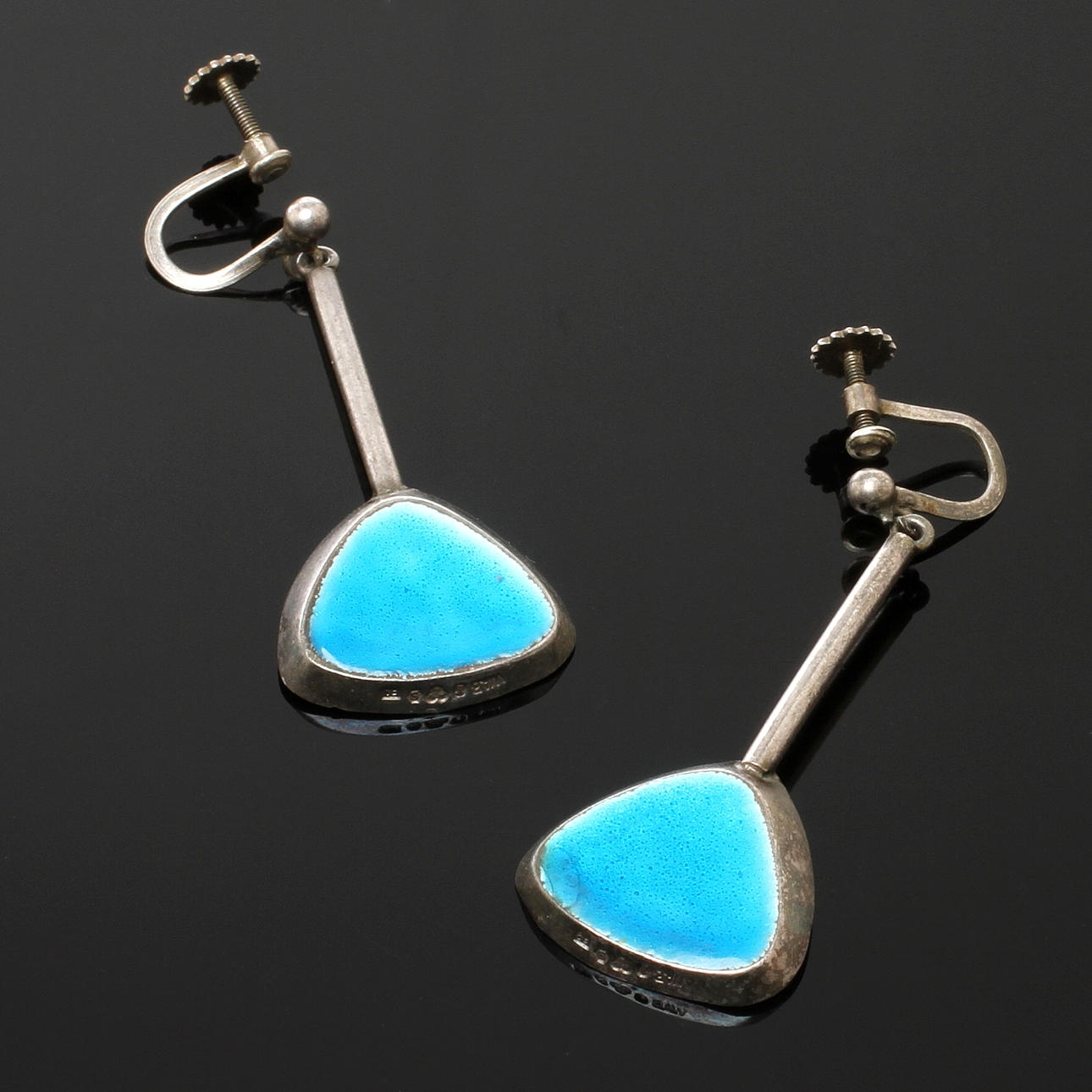 ÖRHÄNGEN med skruv, 1 par, silver med emalj, W A Bolin, Stockholm, 1956.