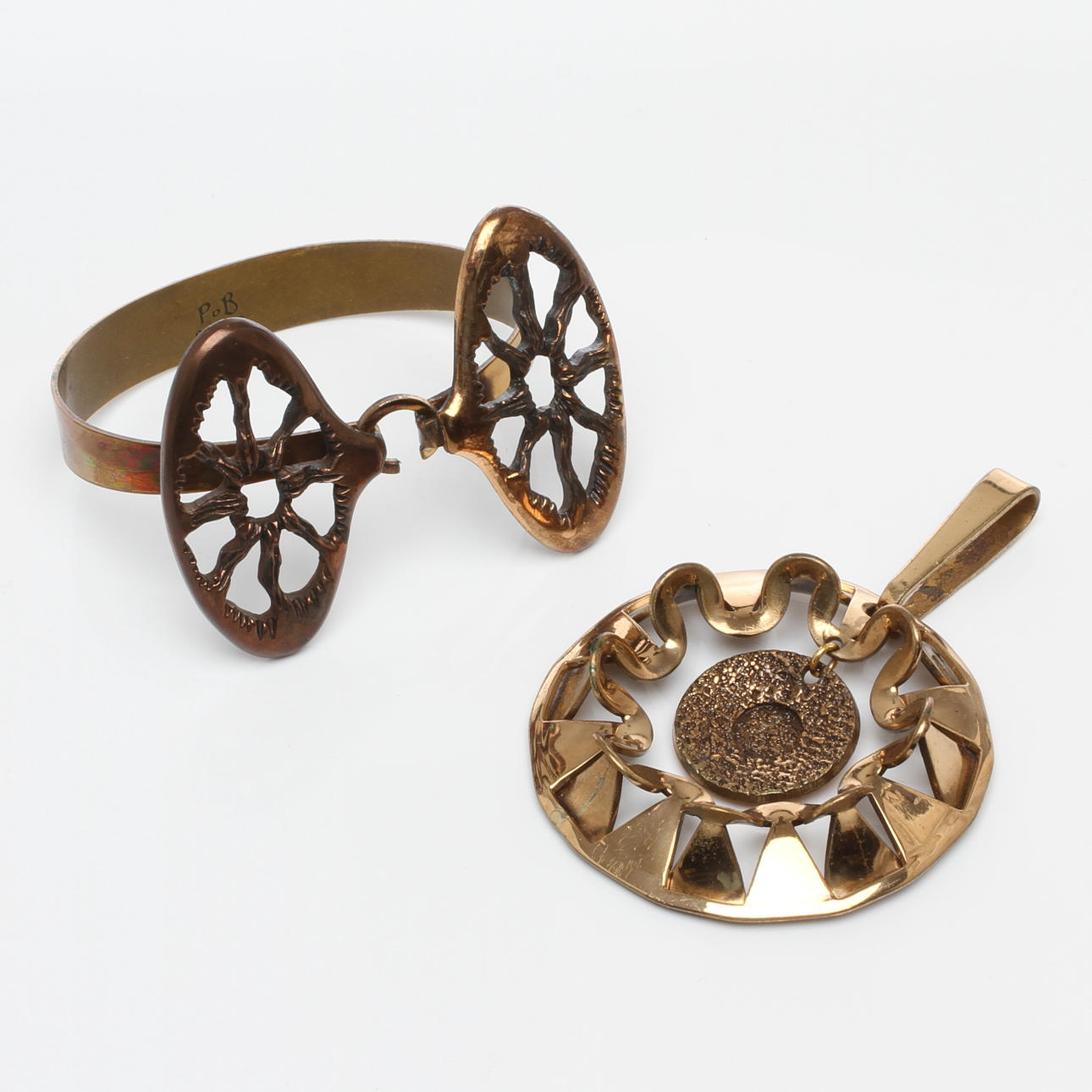 HÄNGE, K.E. Palmberg, Alton samt ARMBAND, P.B Cesons, brons, 1900-tal.