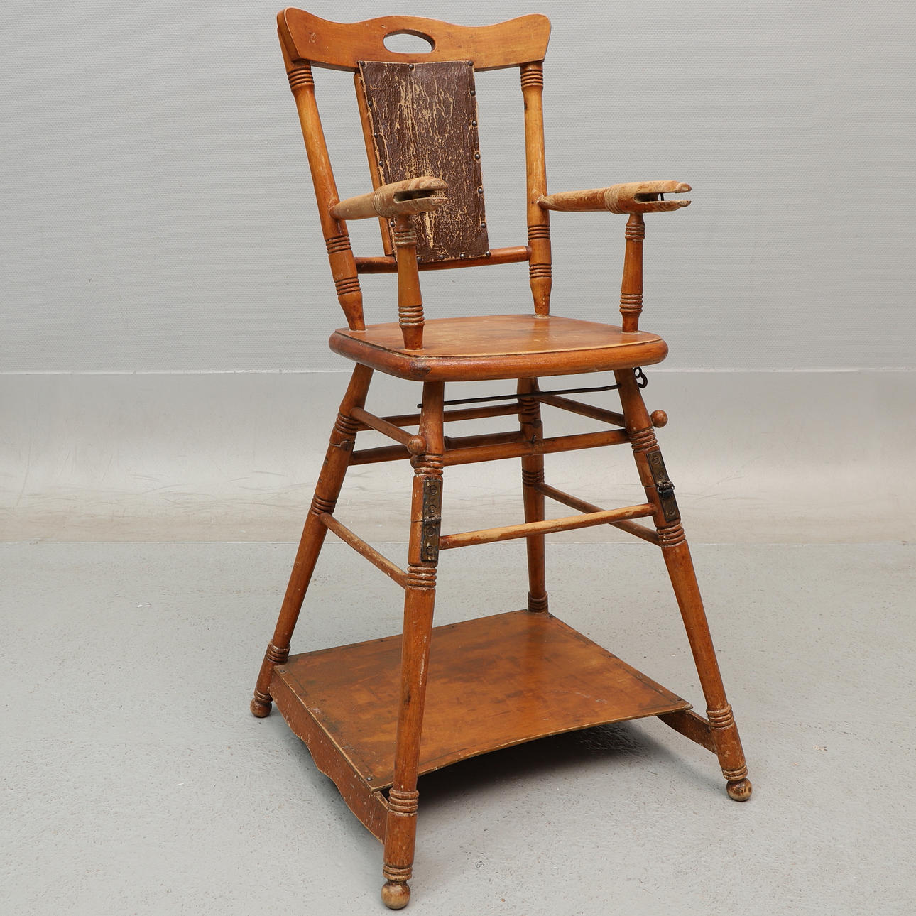 BARNSTOL, trä, 1900-talets början.